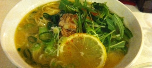 レモンラーメン、美味しいと思うけど、いつも閑古鳥がないているんだよなぁ。プチロードの呪いかな。