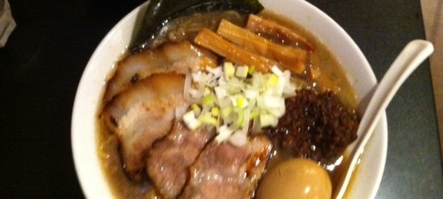 音麺酒家 楽々、煮干の風味がここまで効いているラーメンは、やっぱりいいね。