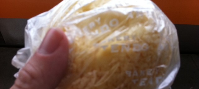 アンテンドゥでパンを買って、中央特快で食べる、そして、小市民を感じる