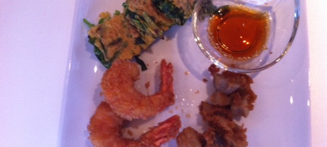 長女がエビフライを揚げるのを手伝ってくれました