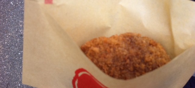 浅草メンチ、肉汁は最高だけど、ちょっと脂分が多すぎ