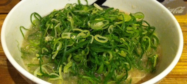 ラーメン屋 秀、高菜とかニンニクとかが入れ放題じゃなくて、テンション下がり気味。
