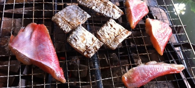 おにぎりと焼酎持参で、ひもの万宝へ。安いし、雰囲気があって美味しい。