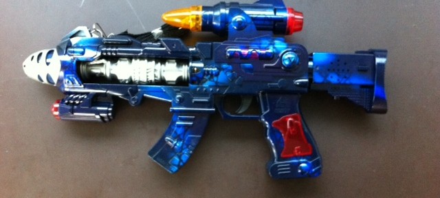 長男が夏祭りでゲットした機関銃、すごく嬉しそう。