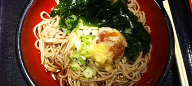 中央線が遅れたので、しぶしぶ富士そばへ。南高梅の天ぷらは斬新で美味しかった。