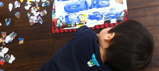 長男のためにカーズのパズルを買ってあげました。2回目に挑戦している途中で寝ちゃいました。