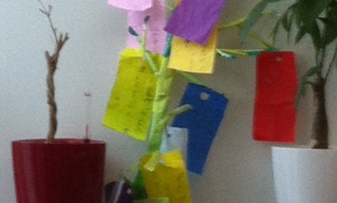 七夕で、短冊だけでなく、笹まで折り紙で作った長女がステキ。