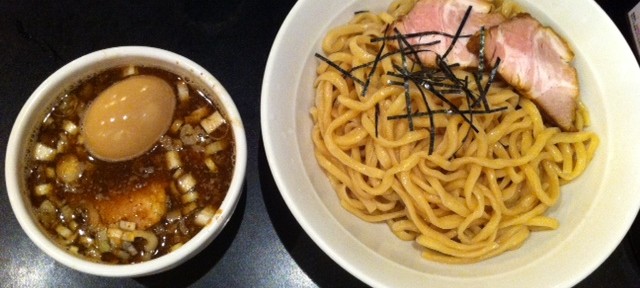 楽々の特製つけ麺、安定した美味しさです。