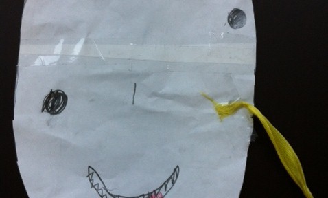 長女が作ったおばけのお面、怖いような、笑っちゃうような不思議なタッチです。