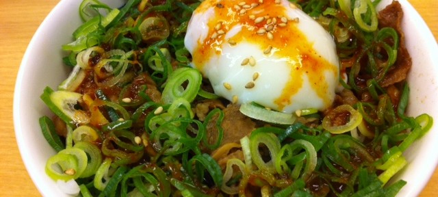 松屋のお膝元の三鷹で、牛丼を食べる。ちょっと、しょっぱすぎで残念。