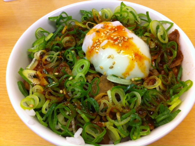 松屋のお膝元の三鷹で、牛丼を食べる。ちょっと、しょっぱすぎで残念。