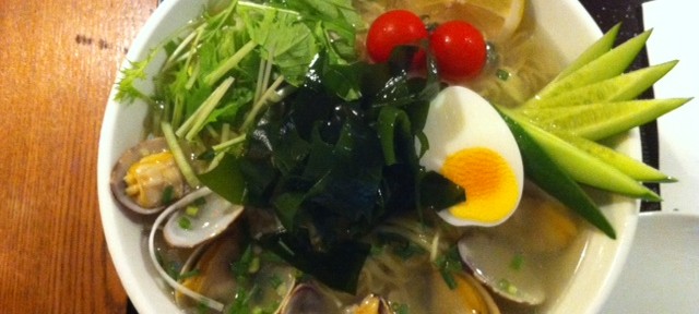 海神、スープがうまい。夏はこの冷たいスープを飲むと塩分も補給できていいね。