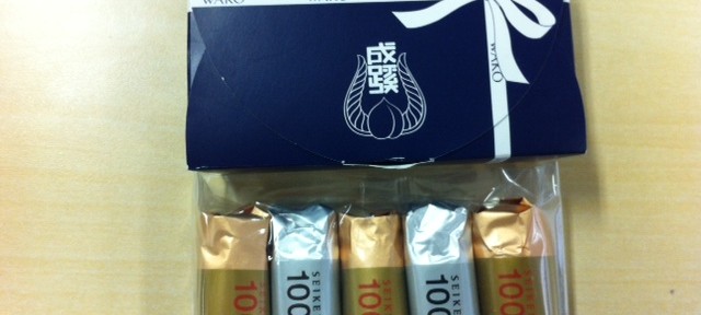成蹊大学とは何のゆかりもないけれど、100周年チョコをゲットしました。