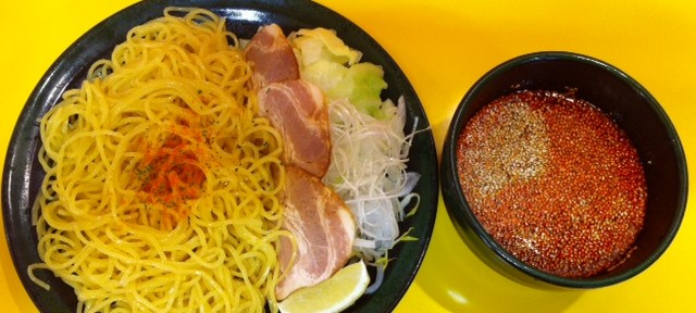 とんがらし、つけ汁の中の甘みがあまり好きにはなれなかったけど、胡麻の使い方が豪快でいい。