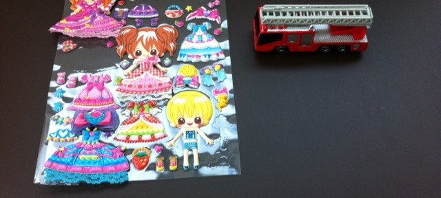 1週間50円のお小遣いの長女が、お金を貯めて、自分のためのシールと長男のための消防車を買いました。