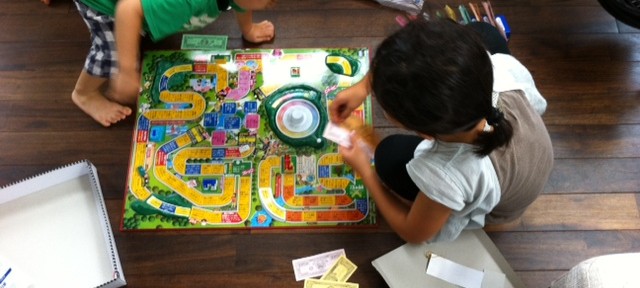 長女と長男が仲良く、人生ゲーム。珍しい。このまま最後まで行けるといいね。