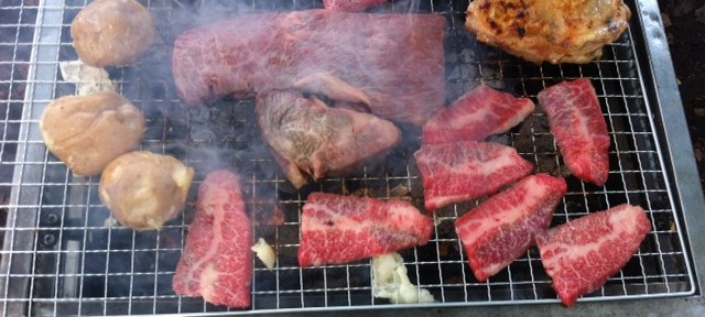 小金井公園でBBQ。ざぶとんを買ってステーキに、超盛り上がり。そして、べろべろ。