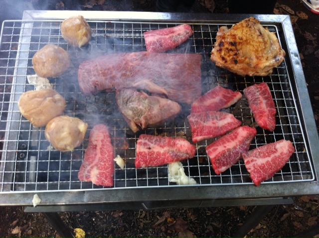 小金井公園でBBQ。ざぶとんを買ってステーキに、超盛り上がり。そして、べろべろ。