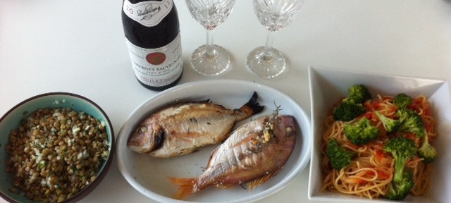 トレーニングしようかと思っていたけど、結局、安ワインで、パーティーという名の昼飲み。