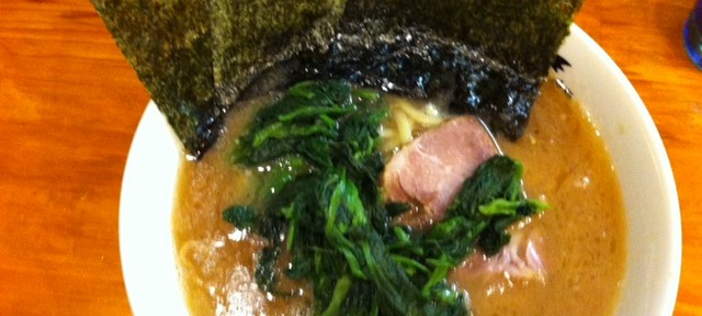 洞くつ家のラーメン、薄めで脂少なめにすると、かなり一般的な味。