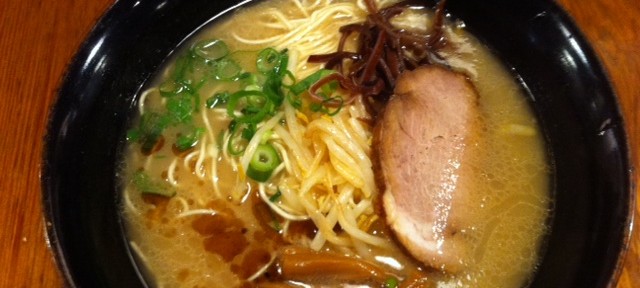 祥でニンニクと高菜をたっぷり。自分で味を作れるのが九州ラーメンの醍醐味。