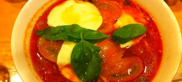 セロリの花、トマトをアピールした、ちょっとイタリアンっぽいラーメンは安定的に美味しい。