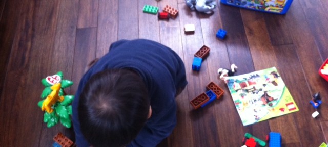 今日は長男の誕生日。レゴとデュプロで早速遊んでいます。