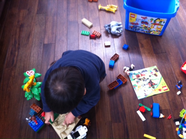 今日は長男の誕生日。レゴとデュプロで早速遊んでいます。