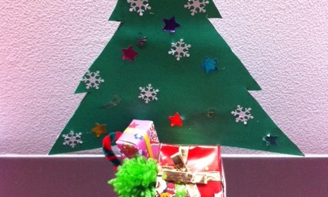 長女があそべえで作ったサンタクロースとクリスマスツリー。なかなか味があります。
