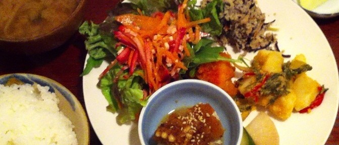 長男堂、評判通りの最低の接客。でも、ヘルシーな定食なので、独り暮らしの人にはおすすめ。