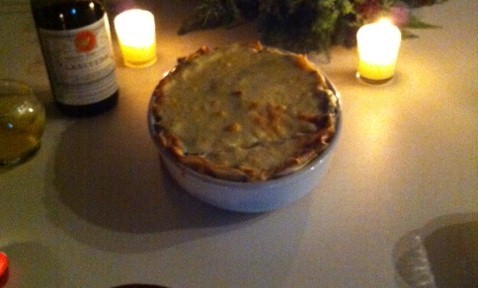 暗くしてのラザニアパーティー。単なる呑んだくれ。