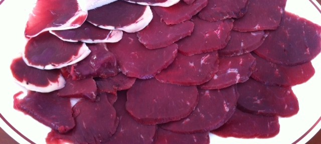 ダチョウ王国、子どもたちは動物に恐れおののきながらも、楽しそうに餌やり。隠れたおすすめスポットの１つ。