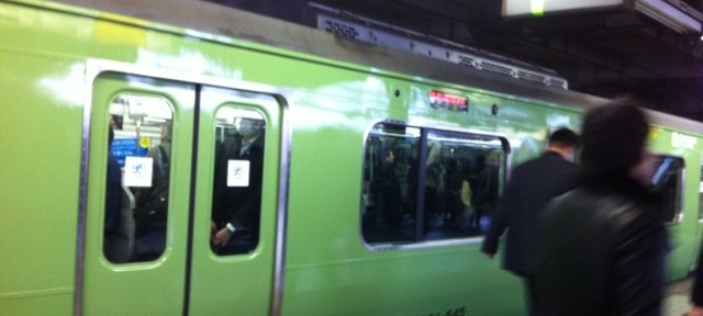 あっ、昔の山手線。懐かしいと思う人は年寄りですね。