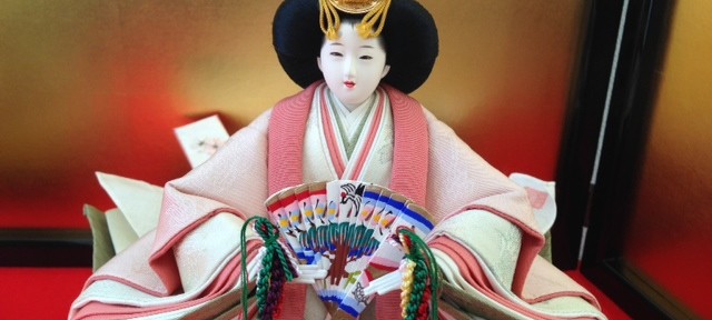 雛人形を出しました。市川豊玉の作品はいつ見てもいい。