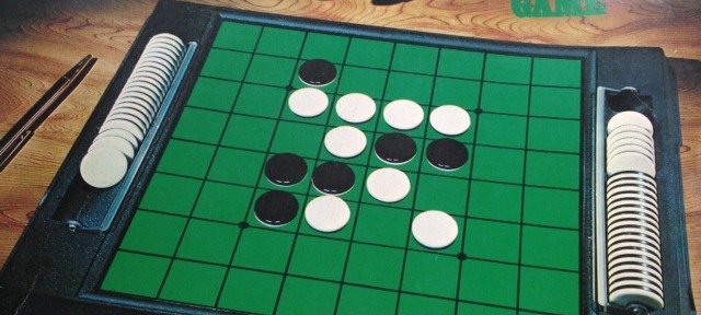 子どもたちが妻の実家から持ってきたオセロで遊んでいます。