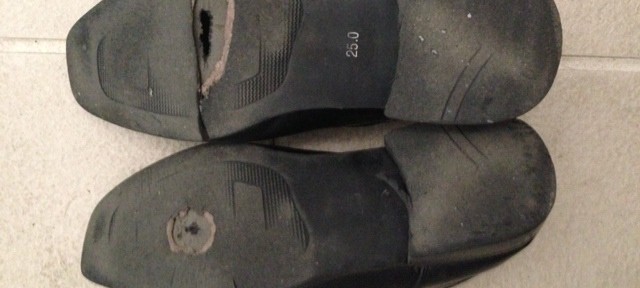 こんな靴を履いているから、なめられるのか。それとも、その程度の人物だから、安物の靴なのか。それが問題だ。