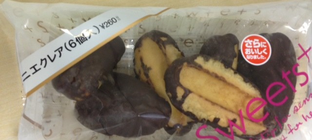 ストレスのせいか、無意識のうちにミニエクレアを一気に6個食べちゃっていました。