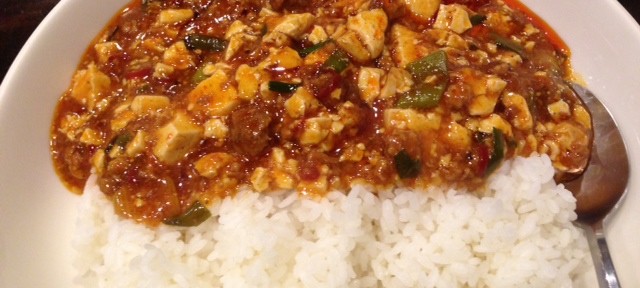 陳麻家の陳麻飯は美味しい。揚げにんにくと山椒をこれでもかというぐらいトッピングするのがオレ流。