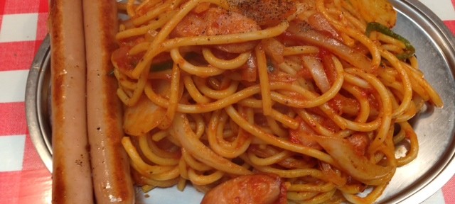 ナポリタン専門店。味はお世辞にも美味しいと言えないけど、雰囲気は良い。B級とレトロのコラボですな。