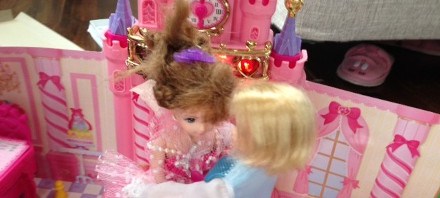 長女の好きな遊びは、シール帳、レゴ、そして、リカちゃん。幼すぎやしないかい。