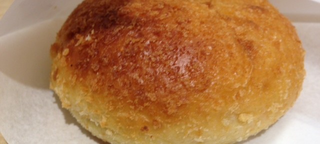 チラッと目にとまったグリーンカレーのカレーパンがどうしても食べたくなって買いましたが…