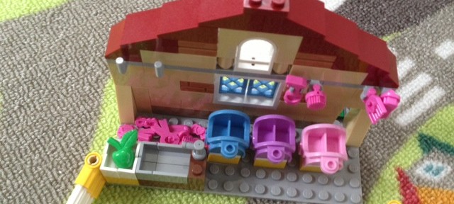 長女の誕生日プレゼント、レゴを買ってもらいました。大喜び。