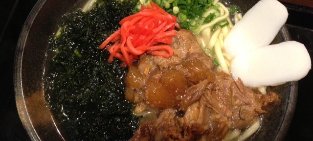 琉Q麺伝のソーキそば、味はまずまずだけど、ちょっと高すぎやしないかい。