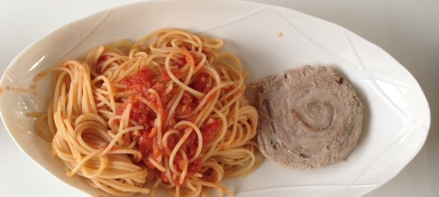 おばあちゃんから沖縄旅行のお土産にもらった肉を食べました。