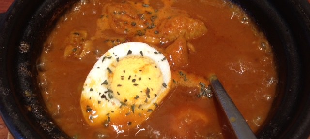 ホットスプーンのカレーは、スパイスが効いているものの、日本的で美味しい。