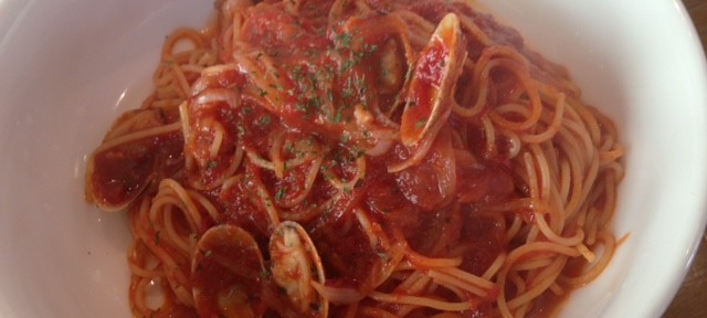 すぺっついえのパスタはごくごく普通。ファミレスの味そのもの。