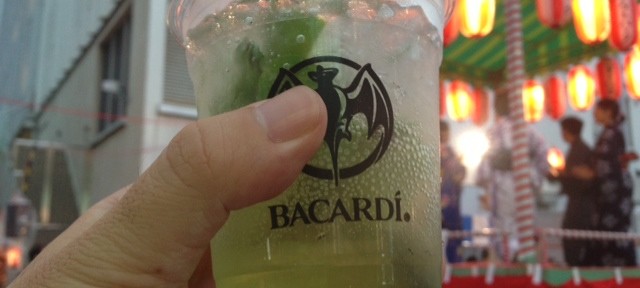 東急で夏祭り。近所の店が出店しているので、レベルが高い。モヒートも飲めちゃう。