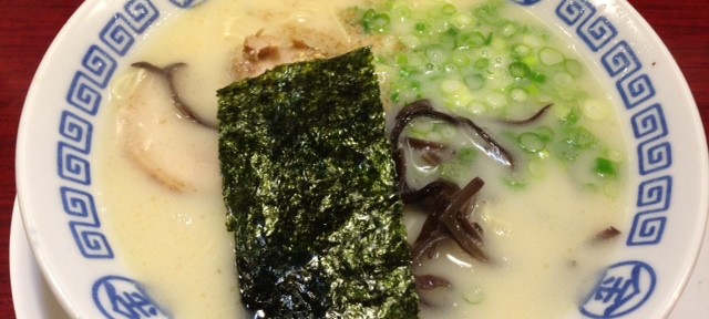 まるきんラーメン、あまり期待していなかったけど、とんこつなのに爽やかな感じで美味しい。