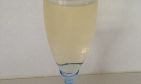 昨日の雪辱も兼ねて、パエリアと泡で盛り上がる予定。フライングで飲み始めました。