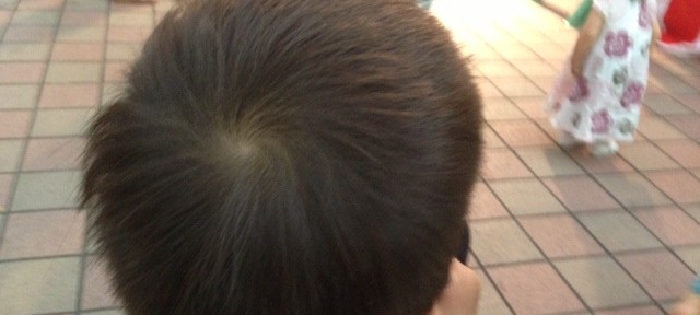 長男の髪型がひどいことに。虎刈りの見本例。おでこにバリカンを当てるとは！